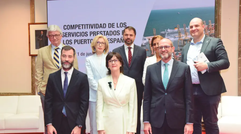 De izquierda a derecha, Joaquim Coello (Asoport), Pilar Tejo (SPC-Spain), Alfonso Camba (CNMC), Nuria Lacaci (ACE), Miguel Jiménez (Diario del Puerto), Benito Núñez (SG Transporte Aéreo y Marítimo), Cani Fernández (CNMC) y Pedro García (Puertos del Estado). Foto M.C.